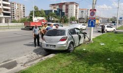 Malatya'da otomobil trambüs direğine çarptı: 2'si çocuk 4 yaralı