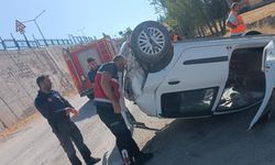 Van'da otomobil istinat duvarından düştü