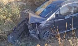 Yüksekova-Van karayolunda iki araç çarpıştı: 4 yaralı