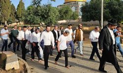 Siyonist işgalciler Mescid-i Aksa'ya baskın düzenledi