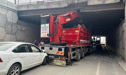 Vinç köprüye, otomobil de vince çarptı: 4 yaralı