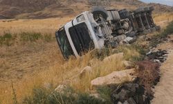 Siirt’te kamyon devrildi: Sürücü yaralandı