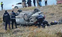 Takla atan otomobilde 2 kişi yaralandı