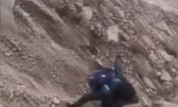 Ağrı Dağı'nda saniyelerle kurtuldular! Dev kayalar kamerada