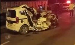 Batman yolunda araç TIR'a çarptı: 2'si çocuk 6 ağır yaralı