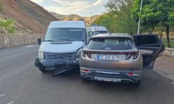 Bingöl'de otomobil ile minibüs çarpıştı: 3 yaralı