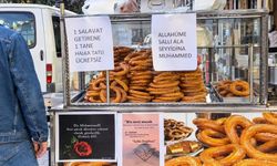 "Bir salavat getir, bir tatlı al" Stant halktan ilgi gördü