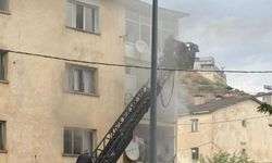 Bitlis'te ev alevlere teslim oldu: Çok sayıda eşya yandı