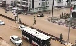 Diyarbakır'da sağanak bastırdı, yollar suyla doldu