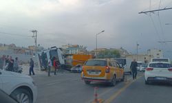 Hafriyat kamyonu park halindeki otomobilin üzerine devrildi