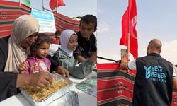 Evlenen çiftin düğün yemeği Gazze'de binlerce kişiye ulaştı
