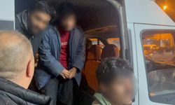 Hakkâri'de minibüs dereye devrildi: 20 yaralı