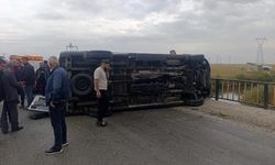 Hakkari'de okul servisi devrildi: 10 yaralı