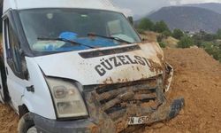 Korkutan kaza! Yolcu minibüsü şarampole girdi