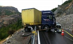 Malatya'da bariyerlere çarpan tır askıda kaldı