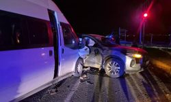 Minibüs ile otomobilin çarpıştığı kazada 12 kişi yaralandı
