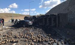 Tırın altında kalan otomobilde 4 kişi öldü
