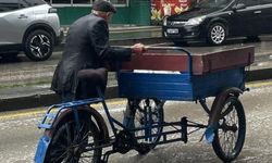 Van'da yağışa hazırlıksız yakalanan vatandaşlar iş yerlerine sığındı