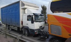 Yolcu otobüsü ile kamyon çarpıştı: Araçlar vinçle kaldırıldı