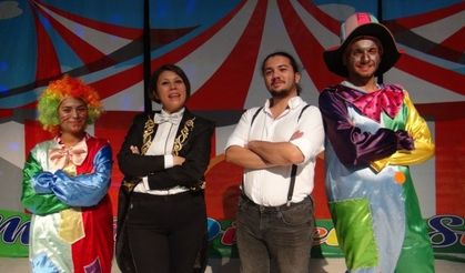 Tatvan’da Yapılan İllüzyon Gösterisine Çocuklar İlgi Gösterdi