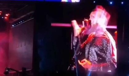 Van'da Cem Adrian'a Çirkin Saldırı: Konserde Yüzüne Pet Şişe Fırlatıldı