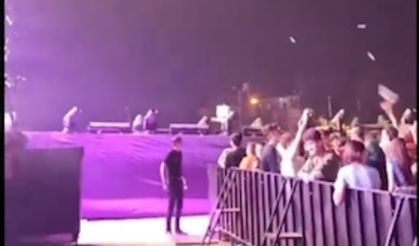 Van’da konser veren sanatçı pet şişeler fırlatıldı Nedeni ise;