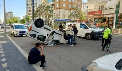 İki Araç Çarpıştı, Araçlardan Biri Takla Attı: 2 Yaralı