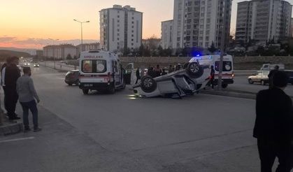 Kavşakta İki Otomobil Çarpıştı: 4 Kişi Yaralandı