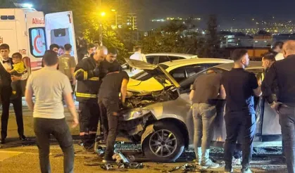 İki Otomobil Feci Çarpıştı: 4 Kişi Yaralandı