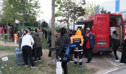 Deprem Sonrası Parklara Akın Eden Vatandaşlar Geceyi Çadırlarda Geçirdi