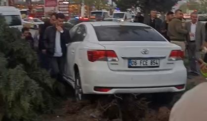 Van’da Kontrolden Çıkan Araç Ağaca Çarptı: 2 Kişi Yaralandı