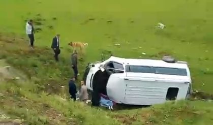 Mutki’de Şarampole Yuvarlanan Minibüste 2’si Ağır 5 Kişi Yaralandı