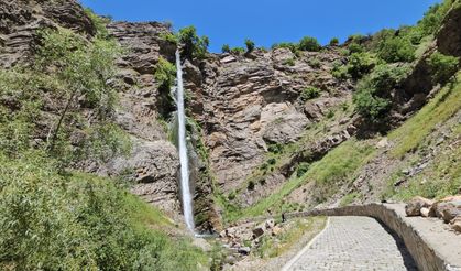 Mutki’nin Doğa Harikası Gümüşkanat Şelalesi Hayran Bırakıyor
