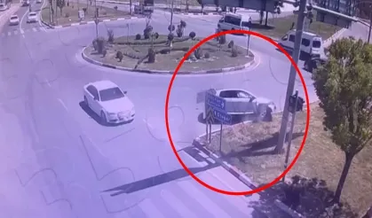 Hatalı Sollama Kazayla Sonuçlandı: Otomobil Refüje Çarptı
