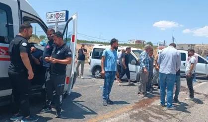 Hafif Ticari Araçlar Çarpıştı: 4 Kişi Yaralandı