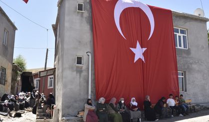 Mutki’de Şehidin Baba Ocağına Türk Bayrağı Asıldı