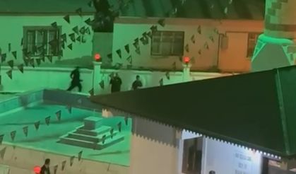 Bıçakla Önce Camiye Sonra Camideki Gençlere Saldırdı