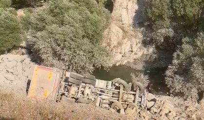 Kamyon Uçuruma Yuvarlandı: Şoför Hayatını Kaybetti