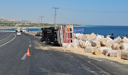 Adilcevaz’da Saman Yüklü Tır Devrildi: 2 Yaralı