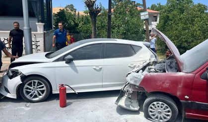 Van'da Zincirleme Kaza: 4 Araç Birbirine Girdi