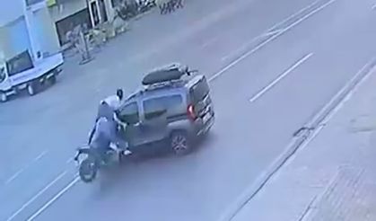 Araçla Çarpışan Motosiklet Havada Üç Takla Attı: O Anlar Kamerada