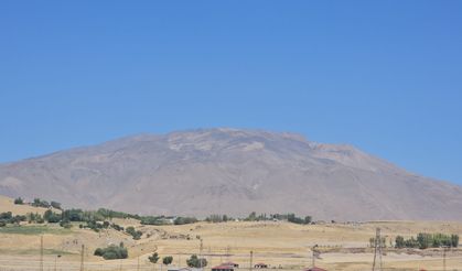 Kuraklık Süphan Dağı’nı vurdu: Zirvedeki kar örtüsü erken eridi