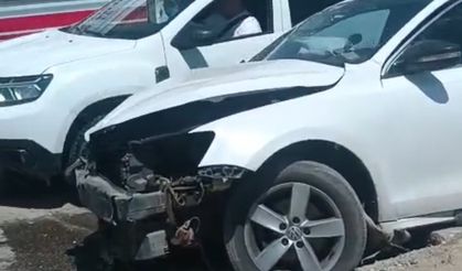 Hakkari’de araçlar kafa kafaya çarpıştı: 2 yaralı