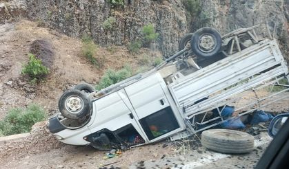 Kamyonet Takla Attı: 2 Kişi Yaralandı