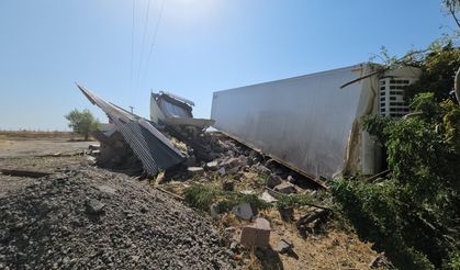 Adilcevaz’da devrilen tırın sürücü yaralandı