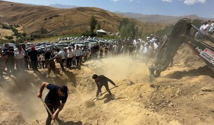 Van yolunda kaza sonucu hayatını kaybeden 5 kişi toprağa verildi