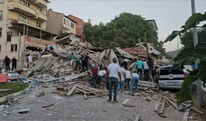 Balıkesir Depreminde 10 Bina Yıkıldı, Kurtarma Çalışmaları Sürüyor
