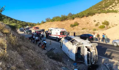 Tarım İşçilerini Taşıyan Minibüs Devrildi: 19 Yaralı