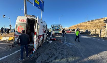 Ambulans ile Kamyonet Çarpıştı: 2’si Ağır 7 Yaralı