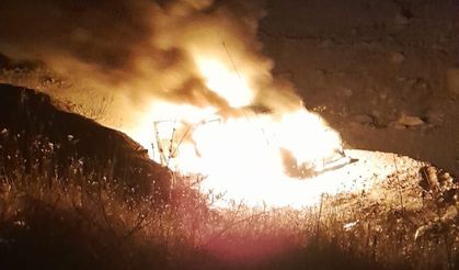 Park halindeki araç alev alev yandı